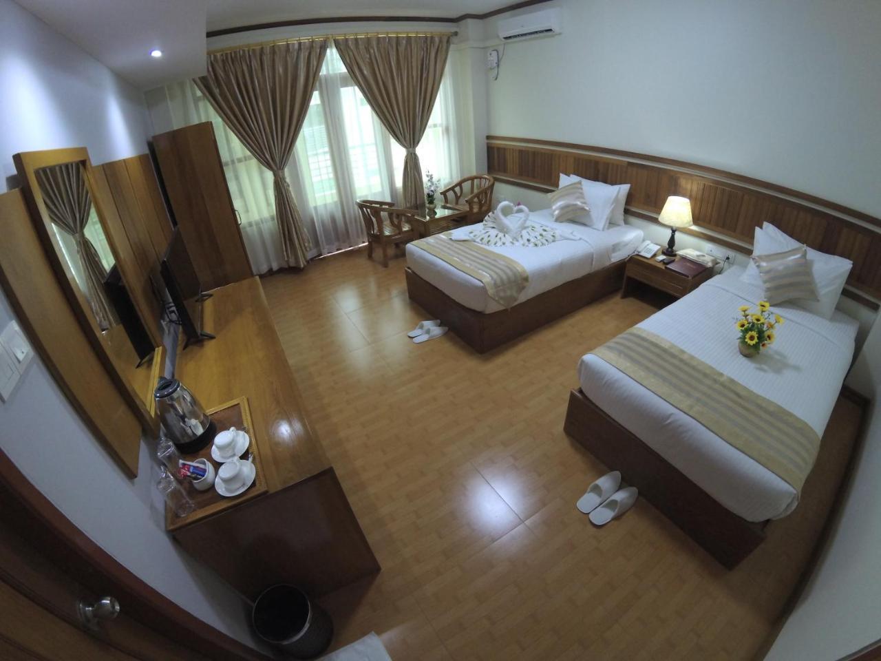 Ten Mile Hotel Yangon Exterior foto